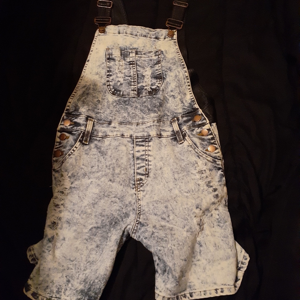 Short styled jumper with opened leather back.